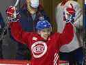 Brendan Gallagher célèbre lors de l'entraînement des Canadiens de Montréal au Complexe sportif Bell à Brossard le mardi 26 avril 2022.