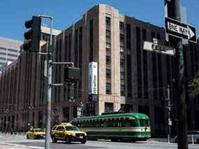 Un tramway passe devant le siège social de Twitter à San Francisco, en Californie, mardi.