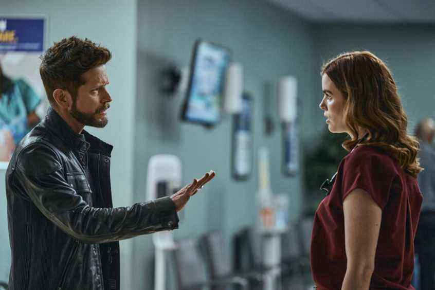 Matt Czuchry comme Conrad, Kaley Ronayne comme Cade dans The Resident