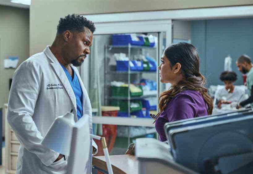 Malcolm-Jamal Warner comme AJ, Anuja Joshi comme Leela dans The Resident