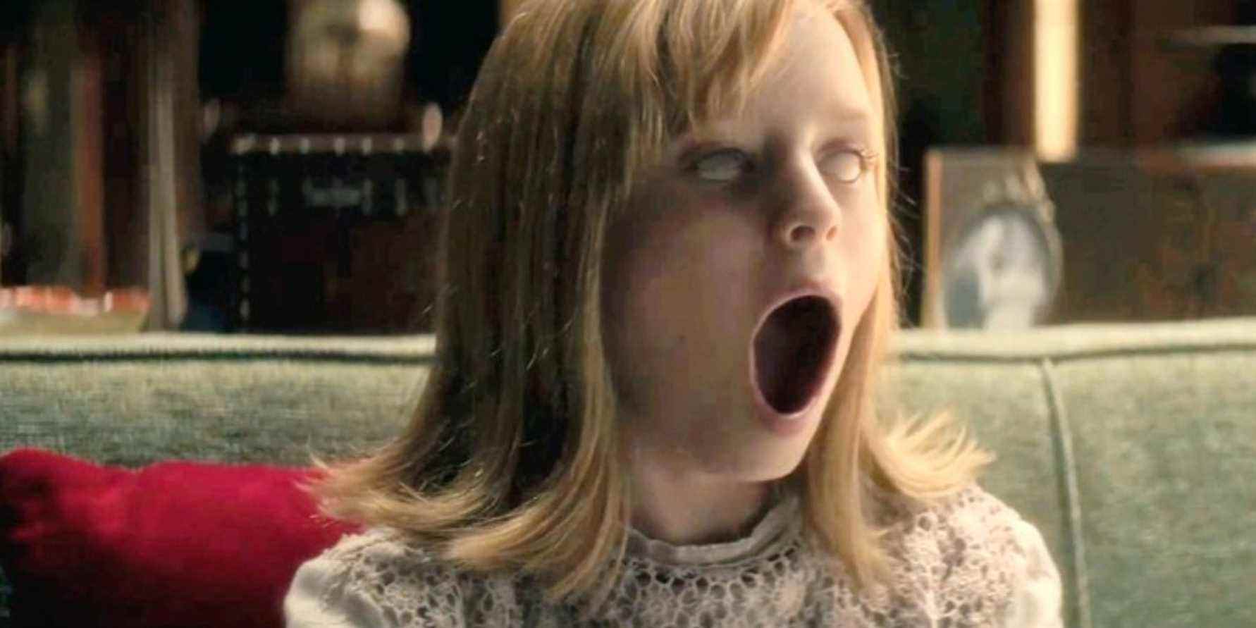 Doris (Lulu Wilson) ouvre grand la bouche dans Ouija: Origin Of Evil