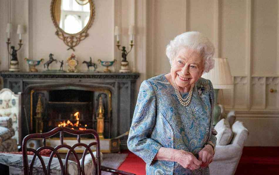 La reine se tient sans sa canne pour le public, après une semaine de pause sur le domaine de Sandringham - Dominic Lipinski/AFP via Getty Images 