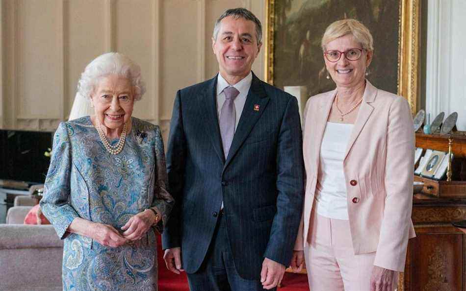 Sa Majesté rayonne alors qu'elle se tient à côté d'Ignazio Cassis, le président de la Suisse, et de son épouse Paola - Dominic Lipinski/AFP via Getty Images 