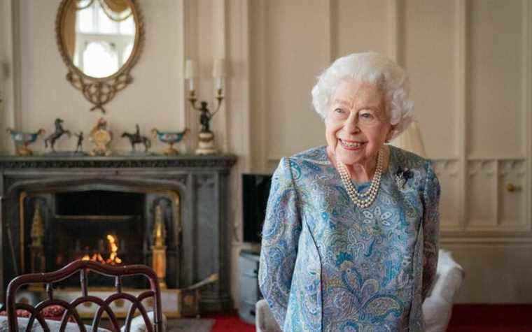 La reine abandonne sa canne alors qu’elle reprend ses fonctions