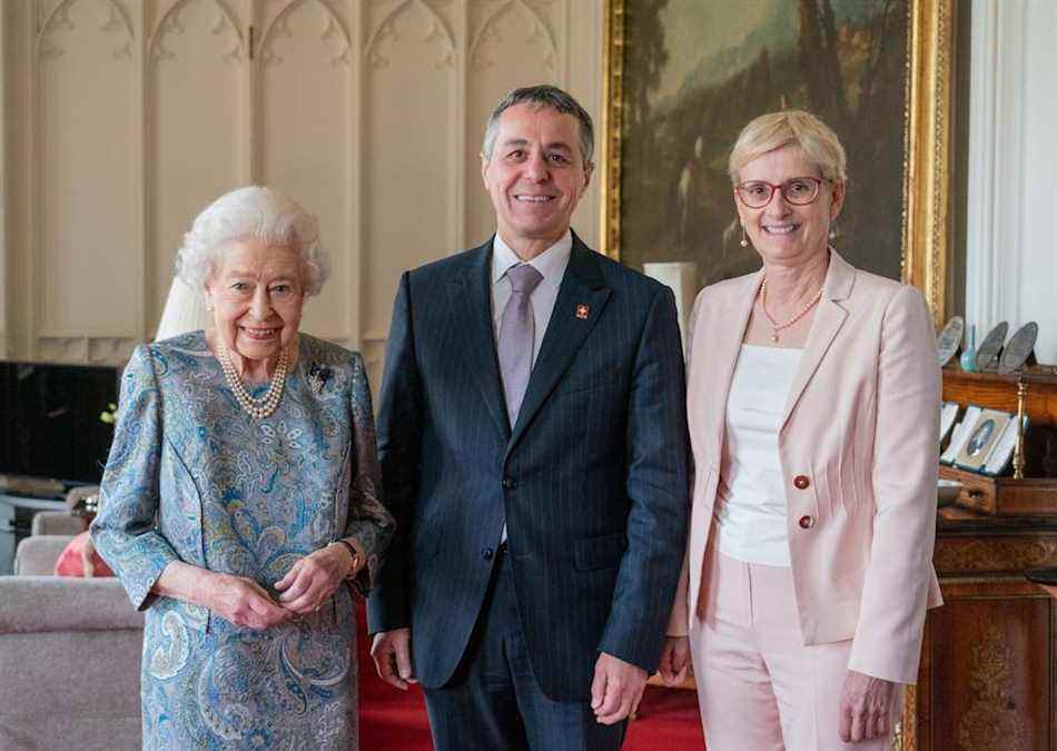 La reine Elizabeth II pose pour une photo avec le président suisse Ignazio Cassis et son épouse Paola Cassis lors d'une audience au château de Windsor le 28 avril 2022 à Windsor, en Angleterre.  (Photo de Dominic Lipinski - Piscine WPA/Getty Images)