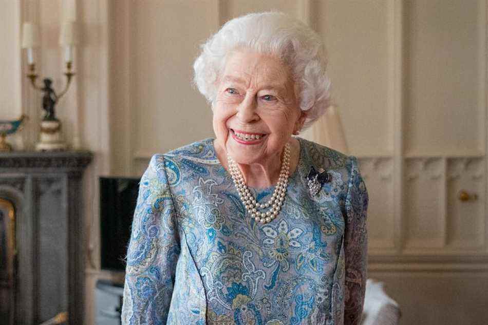 WINDSOR, ANGLETERRE – 28 AVRIL: La reine Elizabeth II assiste à une audience avec le président suisse Ignazio Cassis (non représenté) au château de Windsor le 28 avril 2022 à Windsor, en Angleterre.  (Photo de Dominic Lipinski - Piscine WPA/Getty Images)