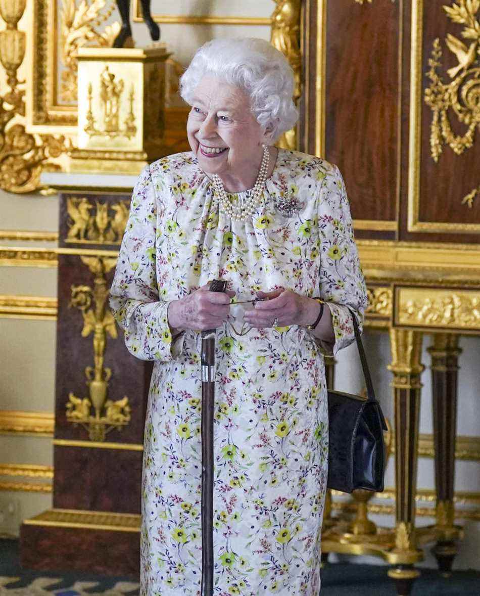 La reine Elizabeth II de Grande-Bretagne sourit en arrivant pour voir une exposition d'artefacts de Halcyon Days pour commémorer le 70e anniversaire de l'entreprise dans le salon blanc du château de Windsor le 23 mars 2022. - La reine a vu un sélection d'émaux d'archives et de porcelaine fine décorés à la main de Halcyon Days, y compris leurs premiers modèles des années 1950.  (Photo de Steve Parsons / POOL / AFP) (Photo de STEVE PARSONS/POOL/AFP via Getty Images)