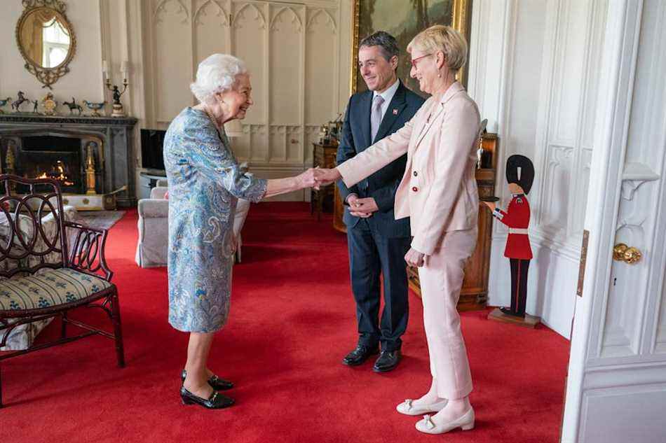 WINDSOR, ANGLETERRE – 28 AVRIL: La reine Elizabeth II reçoit le président suisse Ignazio Cassis et son épouse Paola Cassis lors d'une audience au château de Windsor le 28 avril 2022 à Windsor, en Angleterre.  (Photo de Dominic Lipinski - Piscine WPA/Getty Images)