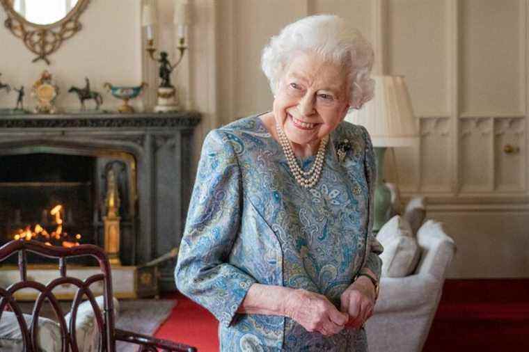 La reine tout sourire alors qu’elle retourne au travail après la pause d’anniversaire