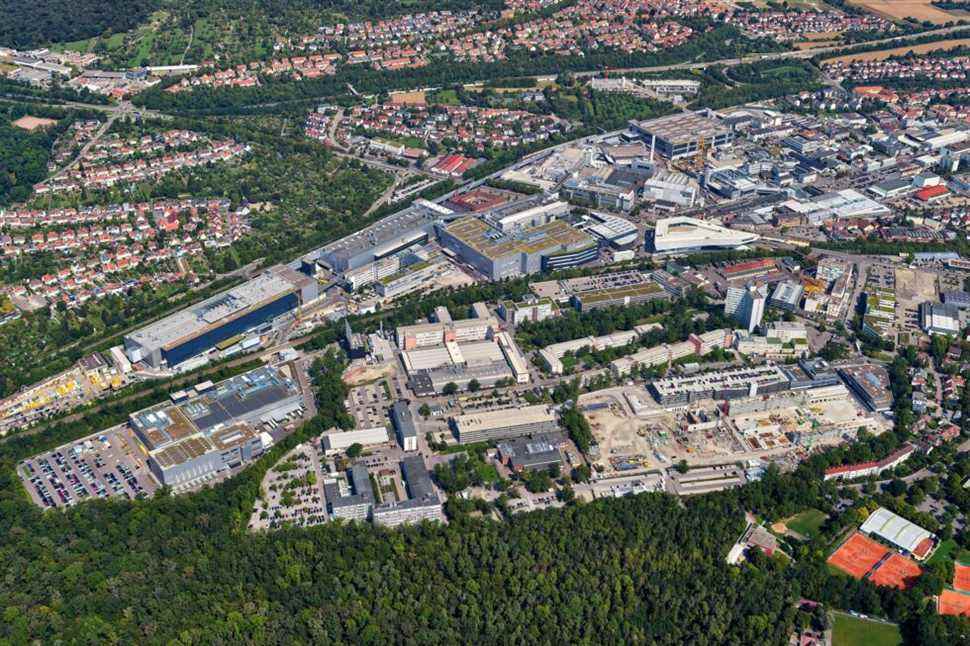 Porsche a eu un travail compliqué pour mettre à niveau Zuffenhausen pour commencer la production du Taycan, mais cela a réussi et la production de la voiture est neutre en carbone.