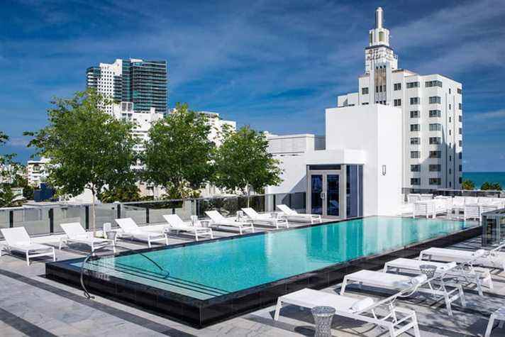 Piscine sur le toit de l'hôtel The Gale South Beach.