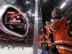 Les fans des Oilers d'Edmonton encouragent Ben Stelter, âgé de cinq ans, atteint de glioblastome, un type de cancer du cerveau, tandis que l'équipe affronte les Sharks de San Jose lors de la première période de la LNH au Rogers Place à Edmonton, le jeudi 28 avril 2022.