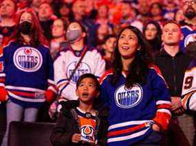 Les fans des Oilers d'Edmonton chantent l'hymne national alors que l'équipe affronte les Sharks de San Jose lors d'un match de la LNH au Rogers Place à Edmonton, le jeudi 28 avril 2022.