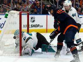 Derek Ryan (10 ans) des Oilers d'Edmonton a raté de peu le gardien de but des Sharks de San Jose James Reimer (47 ans) lors de la première période d'action de la LNH au Rogers Place à Edmonton, le jeudi 28 avril 2022.