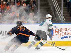 Brett Kulak (27 ans) des Oilers d'Edmonton poursuit Alexander Barabanov (94 ans) des Sharks de San Jose lors de la deuxième période d'action de la LNH à Rogers Place à Edmonton, le jeudi 28 avril 2022.