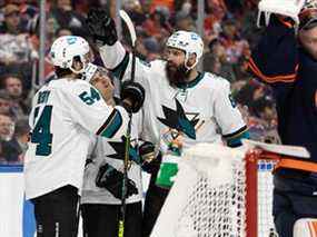 Scott Reedy (54 ans) des Sharks de San Jose célèbre un but avec ses coéquipiers sur le gardien de but des Oilers d'Edmonton Mikko Koskinen (19 ans) lors de la deuxième période d'action de la LNH à Rogers Place à Edmonton, le jeudi 28 avril 2022.