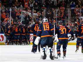 Les Oilers d'Edmonton célèbrent leur victoire en prolongation contre les Sharks de San Jose lors d'un match de la LNH au Rogers Place à Edmonton, le jeudi 28 avril 2022.