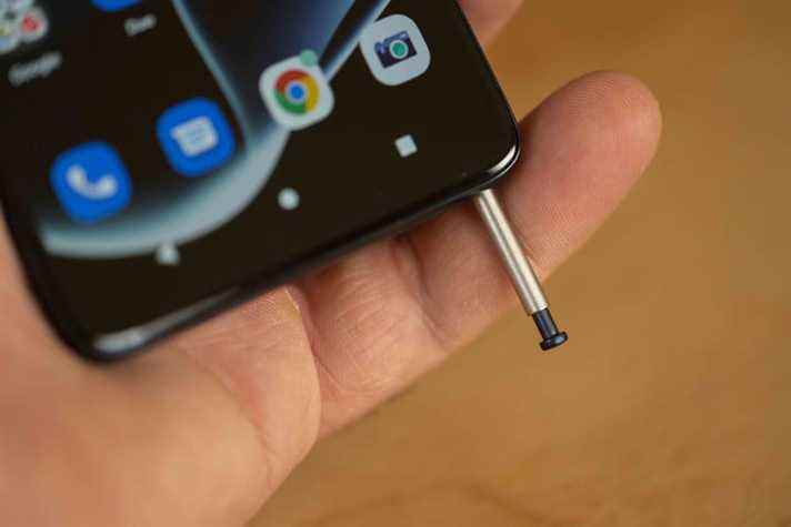 Le stylet Motorola G Stylus 5G à moitié sorti de sa prise.