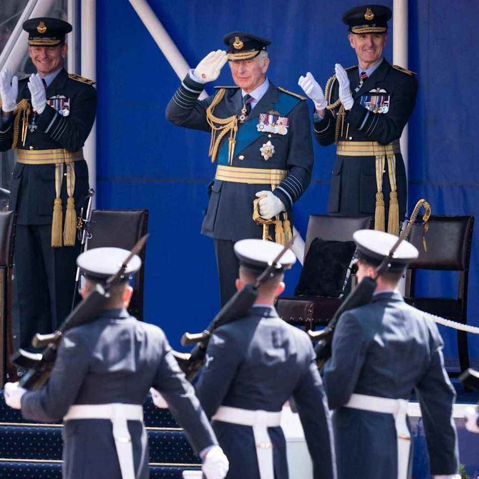 Le prince de Galles salue lors d'un défilé organisé pour les officiers et les aviateurs diplômés de la RAF Cranwell et de la RAF Halton - Danny Lawson/Reuters