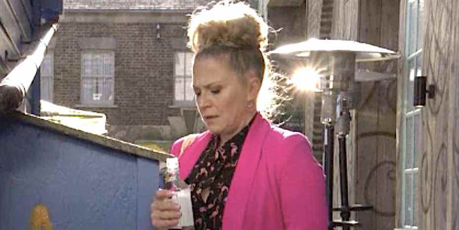 Linda Carter d'EastEnders revient à l'alcool dans des scènes tristes

