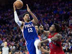 25 avril 2022 ;  Philadelphie, Pennsylvanie, États-Unis ;  L'attaquant des 76ers de Philadelphie Tobias Harris (12) tire contre l'attaquant des Raptors de Toronto OG Anunoby (3) au cours du troisième quart du cinquième match du premier tour des éliminatoires de la NBA 2022 au Wells Fargo Center.