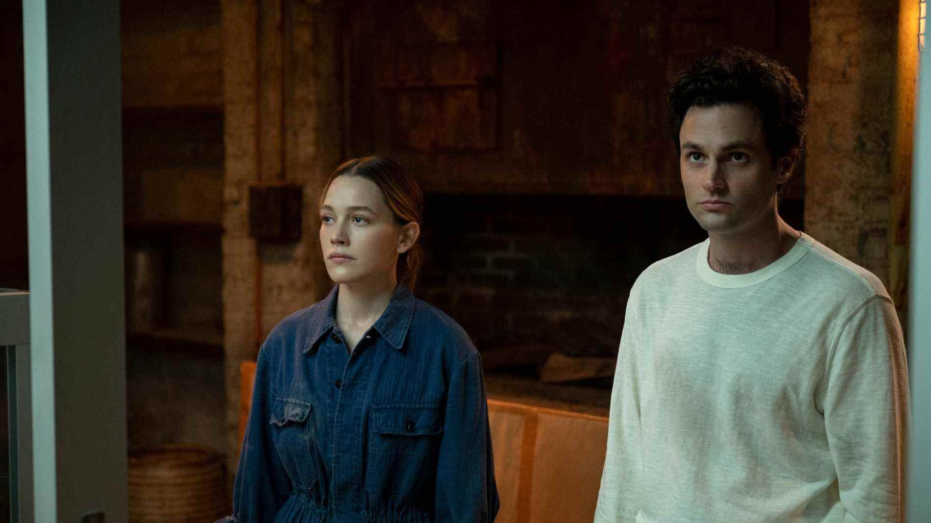 Victoria Pedretti et Penn Badgley dans You saison 3