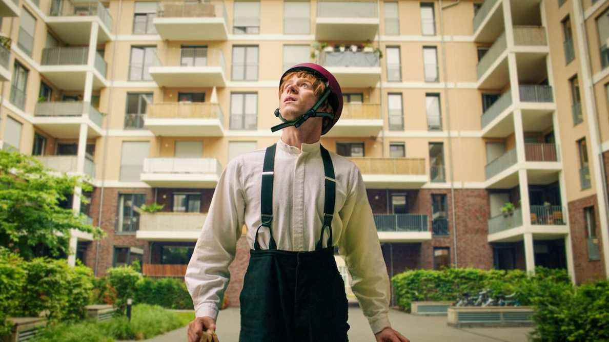 Jonas Holdenrieder en tant que jeune Amish portant un casque de vélo à Rumspringa (2022).