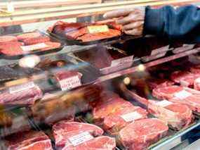 Les prix de la viande augmentent mais les alternatives végétales restent plus chères, selon une étude