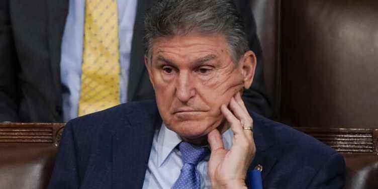 Joe Manchin qualifie les crédits d’impôt pour les véhicules électriques de « ridicules » lors d’une audience au Sénat