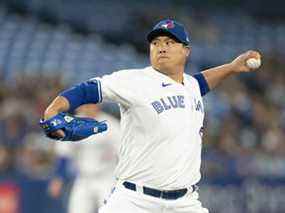 Le lanceur partant des Blue Jays de Toronto Hyun Jin Ryu lance un lancer lors de la première manche contre les Oakland Athletics au Rogers Centre de Toronto le 16 avril 2022.