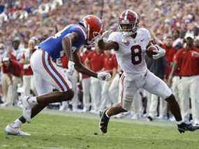 18 sept. 2021 ;  Gainesville, Floride, États-Unis ;  Le receveur large de l'Alabama Crimson Tide John Metchie III (8) court avec le ballon alors que le demi de coin des Florida Gators Avery Helm (24) défend pendant la seconde moitié au stade Ben Hill Griffin.