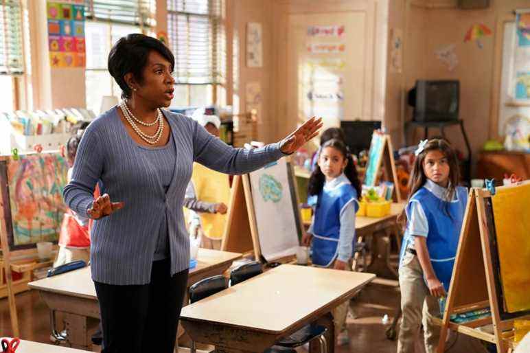 ÉLÉMENTAIRE ABBOTT - "Liste de souhaits" - C'est la semaine de la liste de souhaits chez Abbott : une occasion pour les enseignants de demander à la communauté locale de nouvelles fournitures scolaires.  Janine se tourne vers TikTok et avec l'aide d'Ava, sa vidéo est un succès et devient virale.  Se sentant confiantes, Janine et Ava font une vidéo pour Barbara derrière son dos après qu'elle ait refusé leur aide.  Plus tard, Janine encourage Gregory à décorer sa classe dans un tout nouvel épisode de "Abbott Elementary," MARDI, JAN.  11 (21h00-21h30 HNE), sur ABC.  (ABC/Gilles Mingasson)SHERYL LEE RALPH