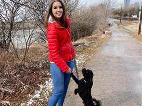 Maia Stock, 24 ans, et son mini caniche Brady de 12 livres.  (Photo fournie)