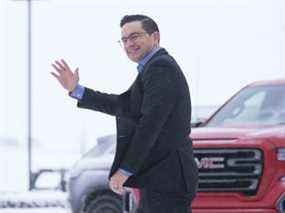 Pierre Poilievre arrive à une conférence de presse chez Brandt Tractor Ltd. à Regina le vendredi 4 mars 2022.