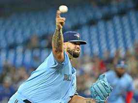 Le lanceur partant des Blue Jays Alek Manoah livre lors de la première manche contre les Oakland Athletics au Rogers Center le dimanche 17 avril 2022.