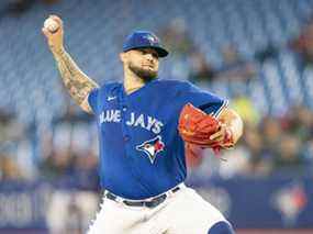 Le lanceur partant des Blue Jays de Toronto, Alek Manoah, lance un lancer lors de la première manche contre les Red Sox de Boston au Rogers Center de Toronto, le 28 avril 2022.