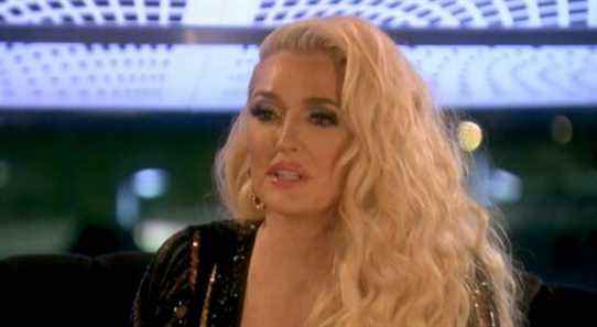 Alors que d'autres problèmes juridiques se révèlent, Erika Jayne, les vraies femmes au foyer de Beverly Hills, dit qu'elle ne se soucie que d'elle-même dans la bande-annonce de la saison 12