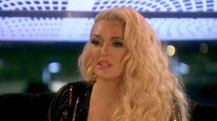 Alors que d'autres problèmes juridiques se révèlent, Erika Jayne, les vraies femmes au foyer de Beverly Hills, dit qu'elle ne se soucie que d'elle-même dans la bande-annonce de la saison 12
