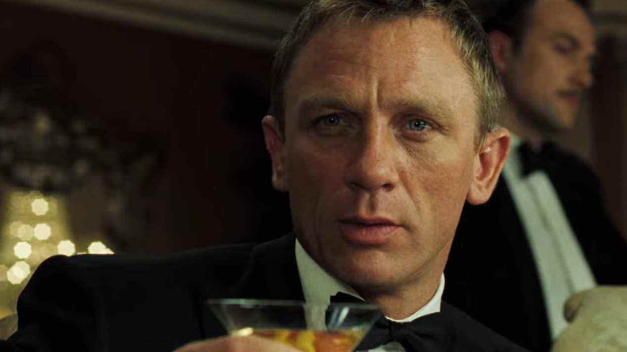 Daniel Craig tenant un Vesper dans Casino Royale.