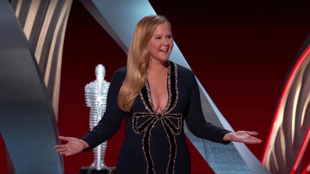 Amy Schumer a lancé sa propre rumeur sur la blague des Oscars qu'elle a été interdite de dire, puis a remis les pendules à l'heure
