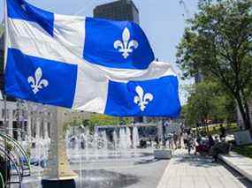 Un drapeau du Québec flotte au vent lors d'une promenade à travers l'installation pour célébrer la Saint-Jean-Baptiste à Montréal le jeudi 24 juin 2021. LA PRESSE CANADIENNE/Graham Hughes