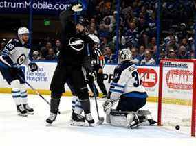 L'ailier gauche du Lightning de Tampa Bay Patrick Maroon (14 ans) célèbre un but en première période contre les Jets de Winnipeg à l'Amalie Arena de Tampa, en Floride, le samedi 16 avril 2022.