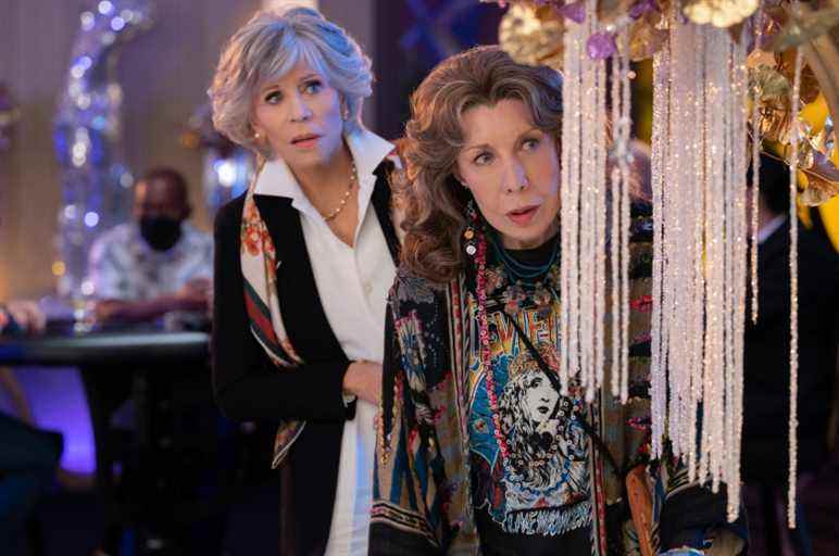 GRACE & FRANKIE. (L to R) JANE FONDA as GRACE and LILY TOMLIN as FRANKIE in GRACE & FRANKIE. Cr. Suzanne Tenner/NETFLIX © 2022