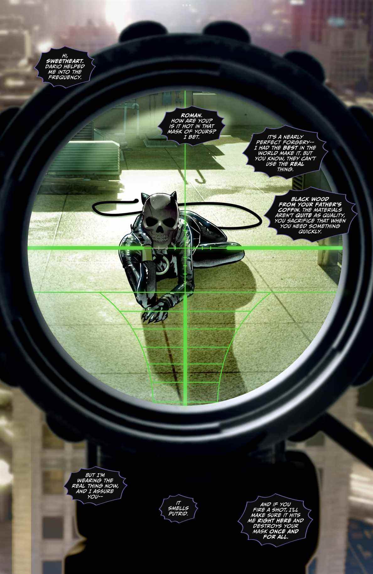 Catwoman se prélasse sur un toit, encadrée dans le viseur d'un fusil de sniper, expliquant à la radio qu'elle porte le masque de crâne volé de Black Mask et que si son tireur d'élite tente de la tuer, il se brisera dans Catwoman # 42 (2022). 