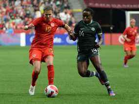 L'attaquante canadienne Christine Sinclair (12 ans) défie la nationale féminine du Nigeria Christy Onyenaturuchi Ucheibe (14 ans) au cours de la première mi-temps au BC Place le 8 avril 2020.