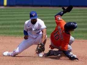 6 juin 2021 ;  Buffalo, New York, États-Unis ;  Le joueur de premier but des Astros de Houston Yuli Gurriel (10) glisse en toute sécurité vers le deuxième alors que le joueur de deuxième but des Blue Jays de Toronto Marcus Semien (10) manque le tag au Sahlen Field.