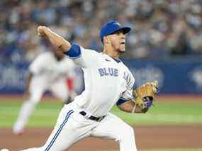 Le lanceur partant des Blue Jays de Toronto, Jose Berrios, lance un lancer lors de la première manche contre les Rangers du Texas au Rogers Centre.