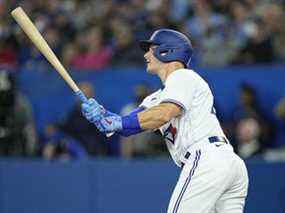 Le joueur de troisième but des Blue Jays de Toronto, Matt Chapman, frappe un coup de circuit de trois points contre les Rangers du Texas lors de la première manche au Rogers Centre.