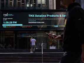 Les piétons passent devant la Bourse de Toronto dans le quartier financier de Toronto.