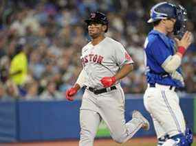 Le joueur de troisième but des Boston Red Sox Rafael Devers (à gauche) marque contre les Blue Jays de Toronto lors de la sixième manche au Rogers Center le mercredi 27 avril.